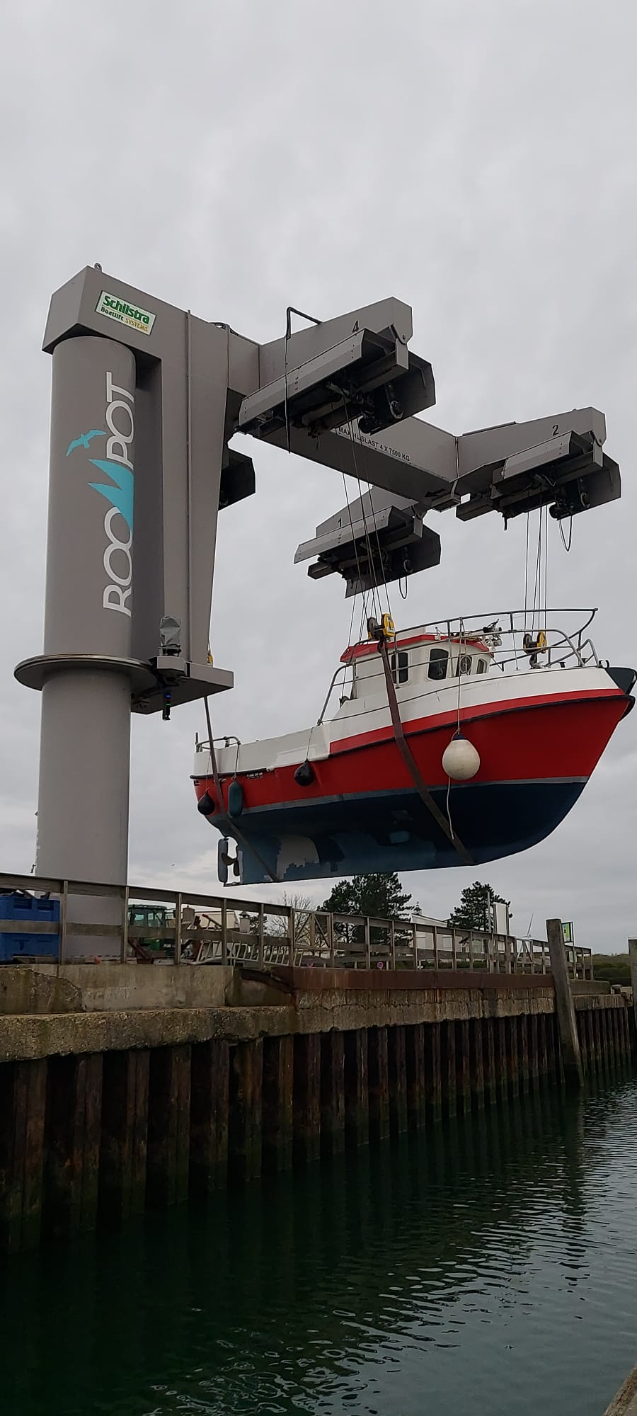 Nieuwe rode motorinstallatie in de boot