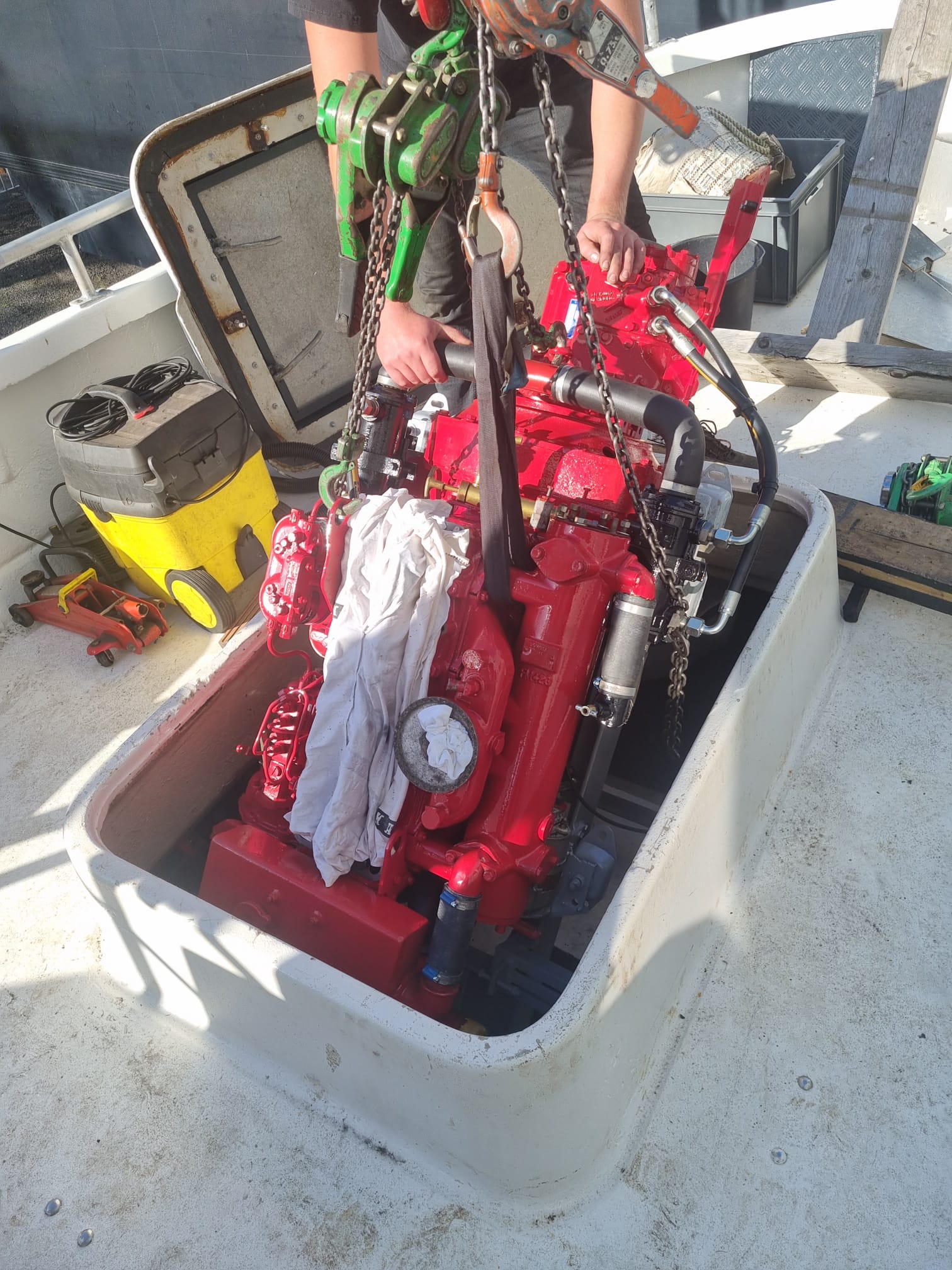 Schroef en roer van de boot op de kant