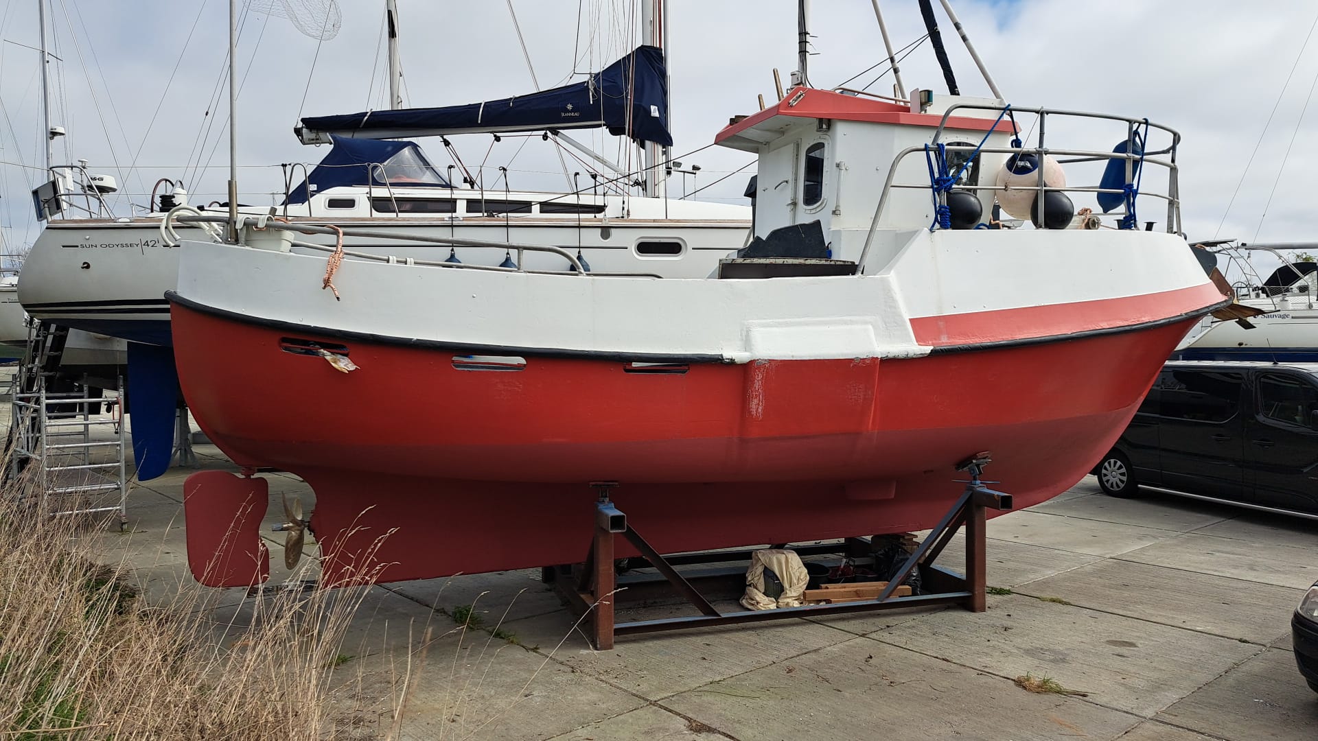 Zijaanzicht van de boot op de kant